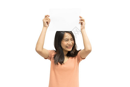 保持亚洲漂亮女展示空白纸以复制空间和讯息在概念商业女中充满快乐与微笑广告女则将空白皮书作为复制空间女孩成人图片