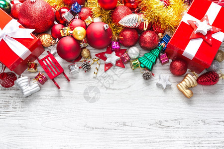 圣诞背景有球和装饰品在木板上制的红色新图片