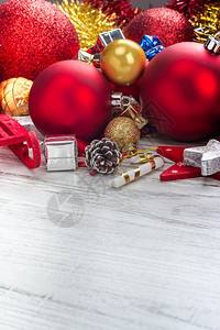 圣诞背景有球和装饰品在木板上假期展示喜庆的图片