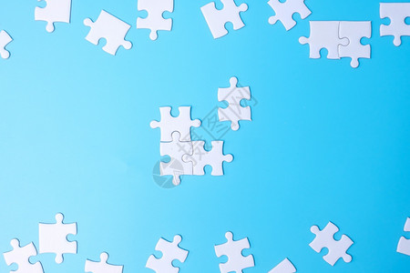 蓝色背景中的一组白色拼图解决方案使命成功目标合作伙伴关系战略和拼图日的概念合身伙团队作图片