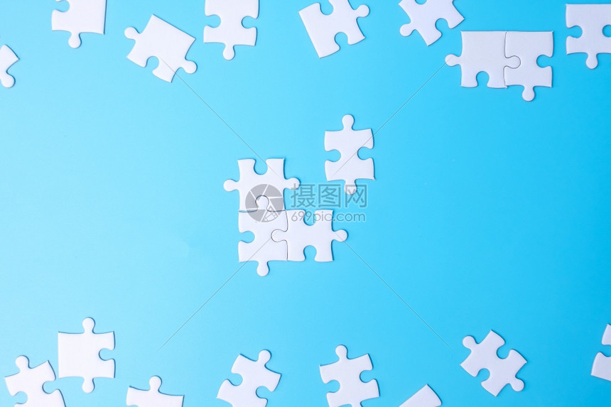 蓝色背景中的一组白色拼图解决方案使命成功目标合作伙伴关系战略和拼图日的概念合身伙团队作图片