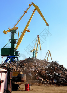 垃圾浪费黄色的海港有大量金属的废起重机海港有大量金属的废起重机图片