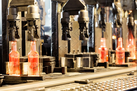 温度热传送带玻璃制品上的瓶子造过程瓶子的制造过程玻璃厂图片