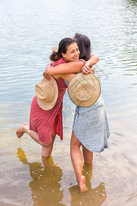 两个朋友在水里拥抱着对方友谊情怀户外图片