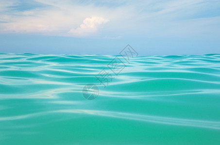 旅行夏威夷清除海浪紧闭低角观测水和天空背景图片