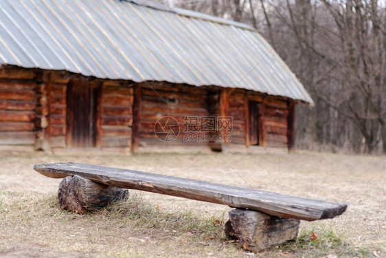 乌克兰历史公园一间带稻草屋顶的古董小前长凳一间带稻草屋顶的古董小前长凳自然基辅木头图片