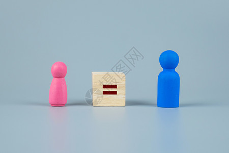 欲歧视粉红妇女与蓝男子之间平等标志的立方体块木制象征两平等概念跨别图片