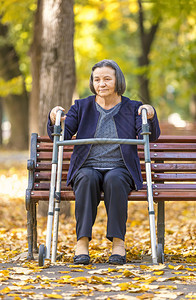 公园里散步的老年女性图片