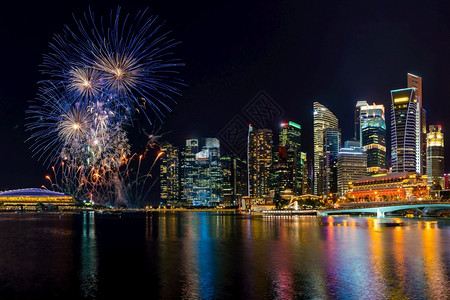 夜晚海亚洲新加坡城市天际和明瑞娜湾美丽的烟花全景地标户外背景