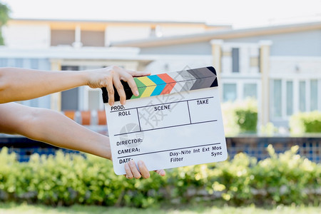 好莱坞手持电影片板颜色供电影院和视业绿色背景的电影和视业使用行动图片