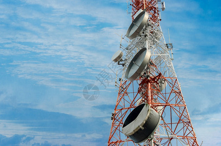 电话播送信塔天线在晴朗的空金属图片