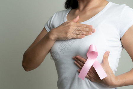 佩戴粉色丝带预防乳腺癌概念图片
