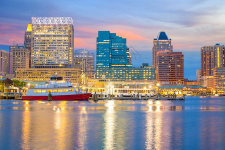 日落时美国马里兰州巴尔的摩市中心内港地区景象金融的城市观镇图片