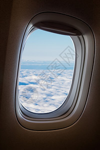 蓝色天空和外面云彩的平窗口空气假期旅游图片