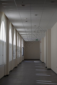 建造周长美丽的土耳其有白色吊盖天花板的建筑走廊图片