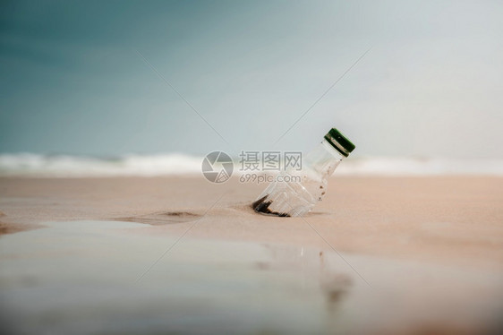 沙滩上的塑料瓶图片
