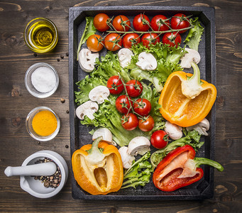 营养健康一种烹饪素食沙拉的成分将农场新鲜蔬菜放在木制生锈背景最接近的木纸箱中图片