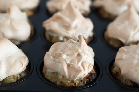 诱惑早餐鹅莓蛋甜饼糕或松还在烤面包机里醋栗图片