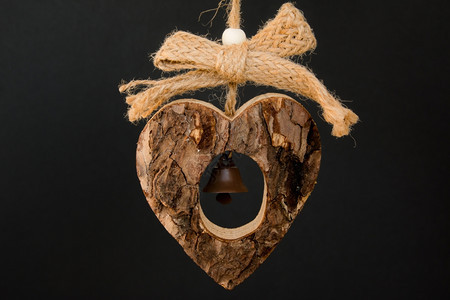 木制的中间有小不透明的黄铜铃声绳子上木心季节结图片