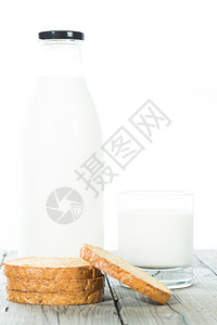 不可缺少的装有吐司和白底鲜奶瓶面包健康图片