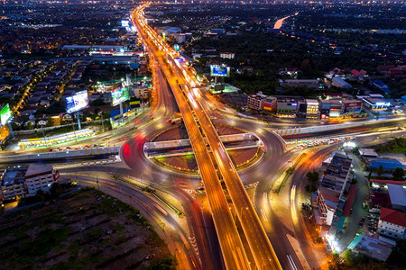 夜间环绕路和高速公的空中交通观视十字路口建筑学圆圈图片
