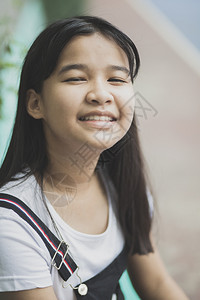脸漂亮的近距离地面对着亚洲青少年的笑容带着快乐的情感随意图片