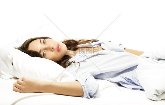 放松睡在床上的美丽女士睡在白色背景的床下可爱困图片