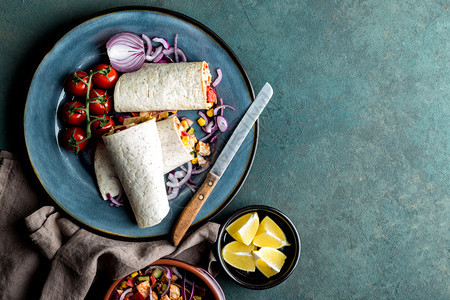 可口肉类和蔬菜墨西哥传统烹饪快餐等杂鱼包着柠檬美味的图片