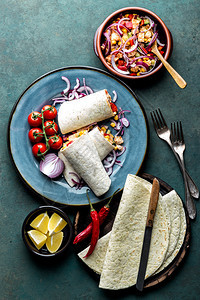 玉米饼午餐肉类和蔬菜墨西哥传统烹饪快餐等杂鱼包着红色的图片