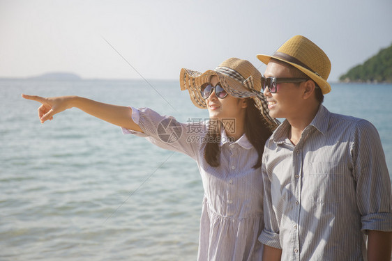 亚洲人夏季在海上出旅行的亚洲情侣假期热带图片