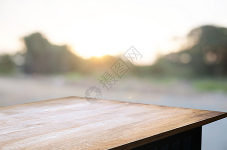 夜晚空木纸桌在模糊的带日落背景蒙太奇家花园旁商业棕色的图片