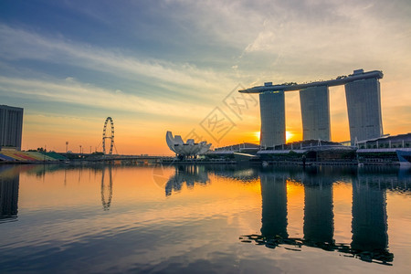 新加坡主要集中的景点MarinaBay早与在MarinaBay旅馆清晨后日出海滨城市的现代图片