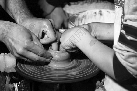 手工业对陶瓷轮器制作工艺的近视观陶师和儿童的手水壶过程图片