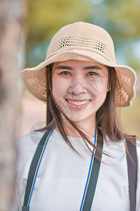 复制漂亮的近距离面对在公园户外露天戴着白帽子的亚洲美容女时尚图片