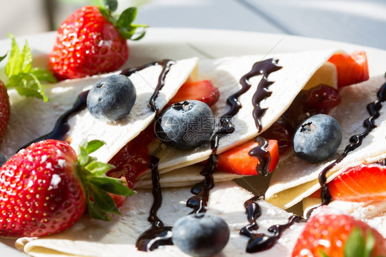 美食薄饼夏天加草莓果酱的煎饼和加巧克力的蓝莓图片
