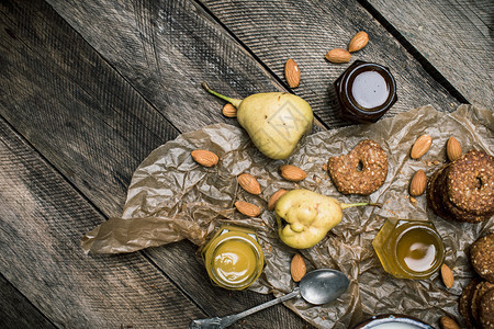 丰富多彩的感恩鸡饼蜂蜜和坚果在木头上罗思基风格和秋天食品照片物图片