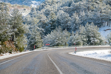 乡村的季节森林中积雪覆盖的公路风景图霜图片