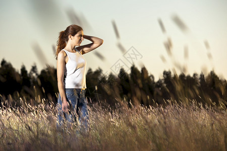 模型景观夏日在草地上画一个女人的户外肖像天图片