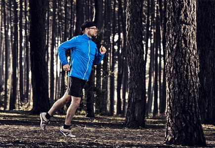 肌肉发达快速地人们在森林里跑步的运动健体人图片