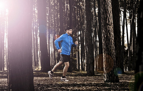 在森林里跑步的运动健体人肌肉发达有氧快速地图片