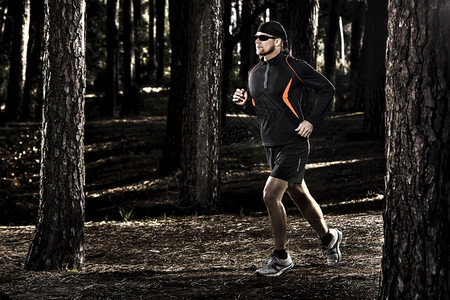 行动在森林里跑步的运动健体人锻炼男图片