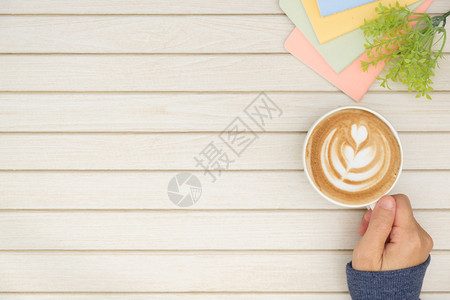 杯子陶瓷制品躺着穿毛衣的女主人手拿着一杯咖啡上面有写字的空间背景