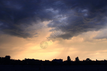 夜色风景大而可怕的雷声笼罩着云自然天堂图片