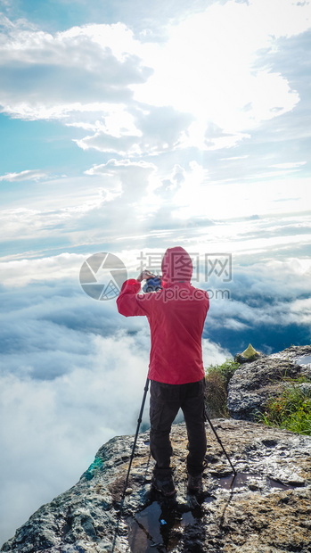 快乐的人站在悬崖边自然岩石成功图片