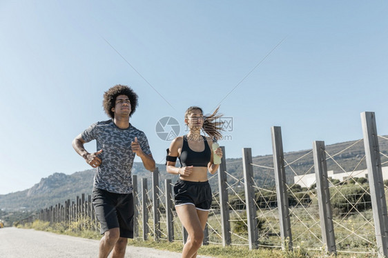 身体冠军赛跑者女青年男子在路上图片