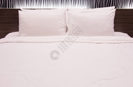 目的床上白枕头睡觉奢华图片