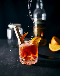 朗姆酒庆典含橙皮和冰的酒精鸡尾鬼图片
