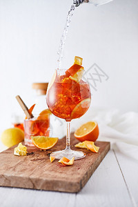 水果剥含橙皮和冰的酒精鸡尾优质的图片