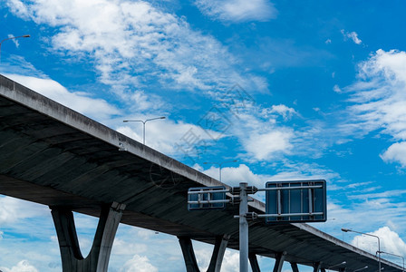 极运输光束高架混凝土公路底视图立交混凝土公路道立交桥结构现代高速公路交通基础设施混凝土桥梁工程施建筑图片