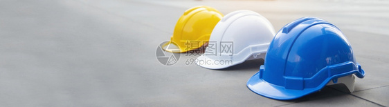 为建筑工程保护地人建造硬帽安全工具设备以达到工程保护标准许多带有复印版空间工程建设概念的硬帽子头盔挂在行列上安装许多带复制件的空图片